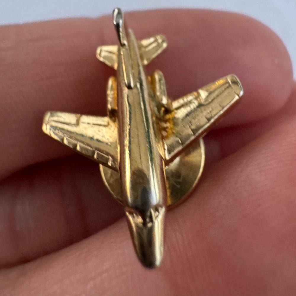 Vintage Airplane Lapel Pin Gold Tone Pilot Jet Aviation Travel Suit Tie Tack